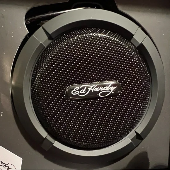 Ed Hardy NWT Gold Tone Black Face Heart ♥️ Kills Skull Watch & Bluetooth Speaker - Picture 5 of 7